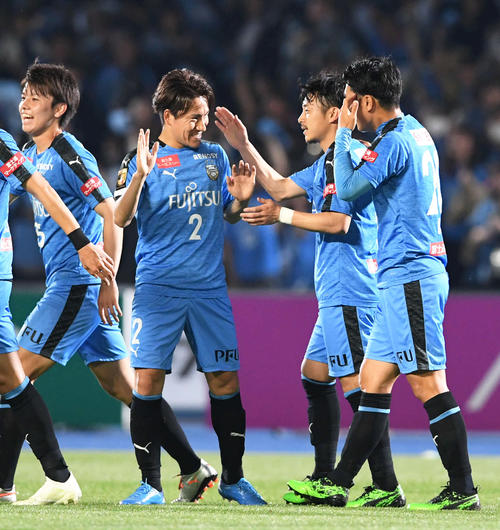 前半、先制点を決めた川崎F・MF阿部（右から2人目）はチームメートと喜ぶ（撮影・山崎安昭）