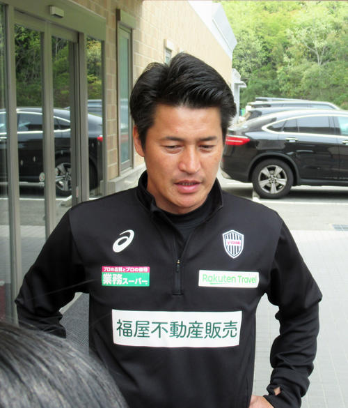 練習後、取材に応じる神戸吉田監督（撮影・実藤健一）