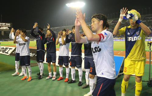 広島対東京　広島を下しファンの声援に応える東京の選手たち（撮影・菊川光一）