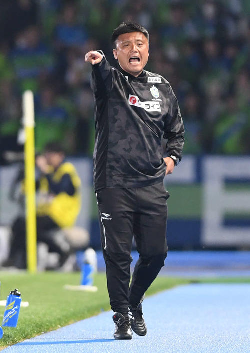 川崎F対湘南　後半、大声で指示を出す湘南曹貴裁監督（撮影・山崎安昭）