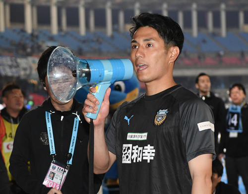 川崎F対湘南　4試合連続ゴールの川崎F・FW知念はサポーターにあいさつする（撮影・山崎安昭）