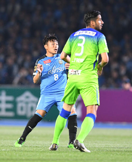 川崎F対湘南　前半、馬渡の折返しを決めて先制点を奪う川崎F・MF阿部（左）（撮影・山崎安昭）