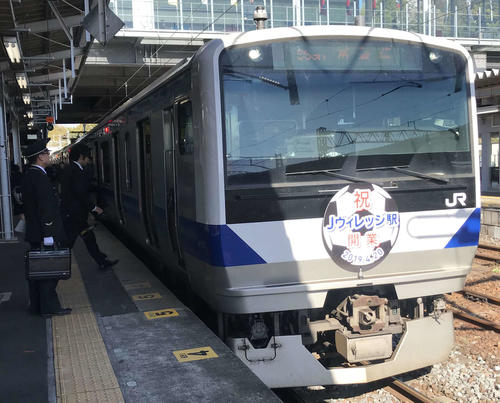 Jヴィレッジ駅開業を記念したプレートをつけた電車（撮影・松尾幸之介）