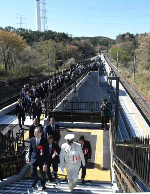 新駅を視察する内堀福島県知事・Jヴィレッジ社長（手前左）（撮影・酒井清司）