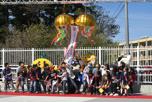 平成最後の新駅、Jヴィレッジ駅の開業を祝して、地元の子供たちがくす玉を割って祝った（撮影・酒井清司）