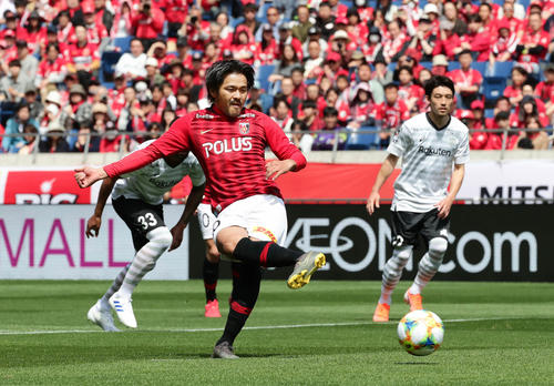 浦和対神戸　前半、先制のPKを決める浦和FW興梠（撮影・丹羽敏通）