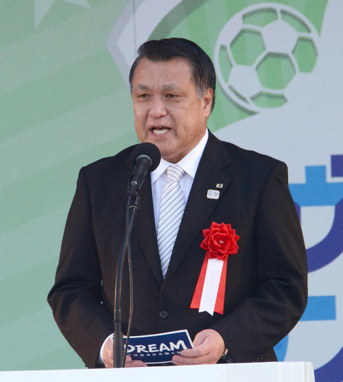 祝辞をのべる日本サッカー協会の田嶋会長（撮影・酒井清司）