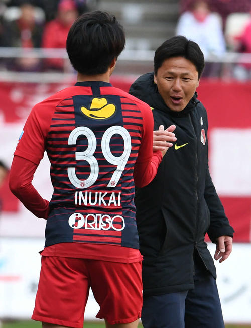 鹿島対仙台　後半、鹿島大岩監督（右）は先制点を決めた鹿島DF犬飼とタッチをかわす（撮影・山崎安昭）