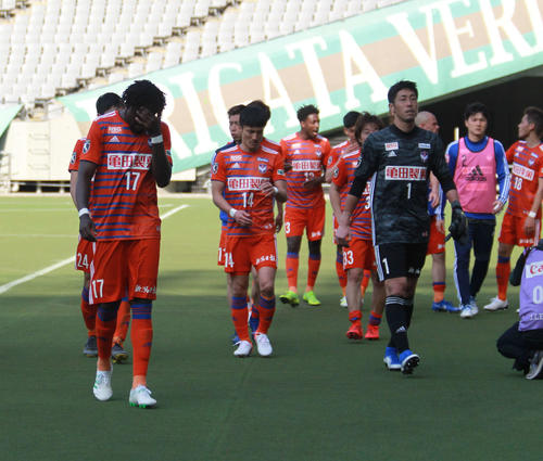 3試合連続のドローに終わり、ガックリ引き揚げる新潟イレブン