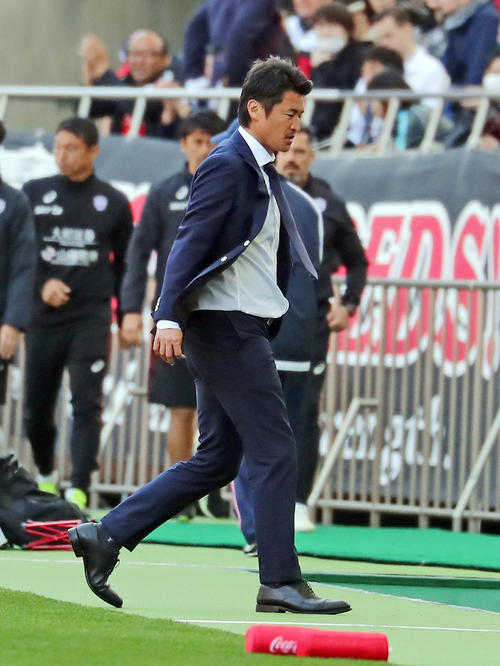 0－1で敗れた神戸の吉田監督は終了の瞬間、きびすを返して引き揚げる（撮影・浅見桂子）
