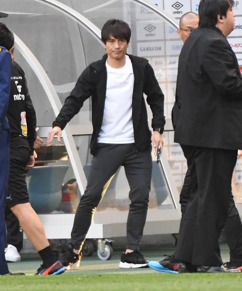 G大阪対大分　大分に引き分けたG大阪・宮本恒靖監督は渋い表情を見せる（撮影・奥田泰也）