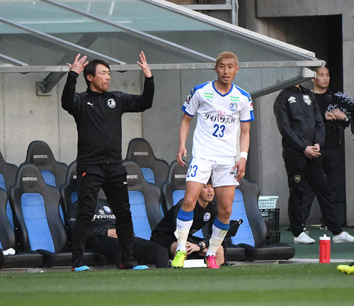 前半、試合を見つめる大分片野坂知宏監督（左）（撮影・奥田泰也）