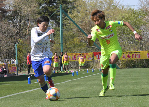 市原・千葉レディース対仙台レディース　後半ラインをドリブルで上がる仙台FW安本紗和子（左）とマークする市原MF山崎円美（撮影・酒井清司）