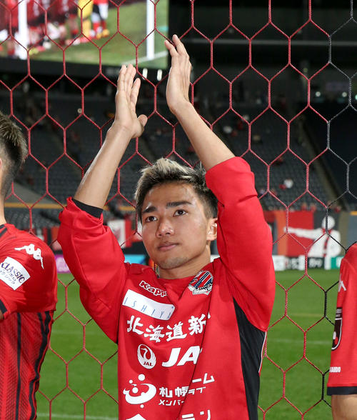 札幌対横浜　試合終了後、ファンの声援に手を叩いて応える札幌MFチャナティップ（撮影・佐藤翔太）