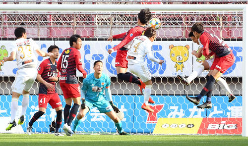 鹿島対仙台　後半21分、セットプレーからゴールを決める鹿島DF犬飼智也（右から4人目）（撮影・たえ見朱実）