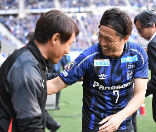 G大阪対大分　試合前、大分の片野坂監督（左）にあいさつするG大阪MF遠藤（撮影・奥田泰也）