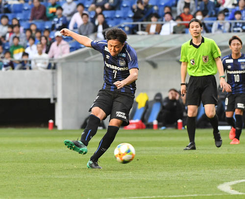 G大阪対大分　後半、G大阪MF遠藤が右足でゴールを決めて同点とする（撮影・奥田泰也）