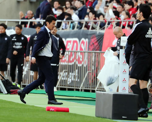 浦和対神戸　0－1で敗れた神戸の吉田監督は終了の瞬間、きびすを返して引き揚げる（撮影・浅見桂子）