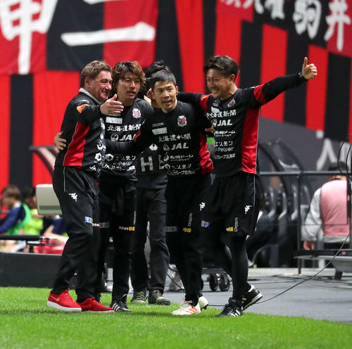 札幌対横浜　試合終了後、笑顔で喜び合う札幌ペトロビッチ監督（左）（撮影・佐藤翔太）