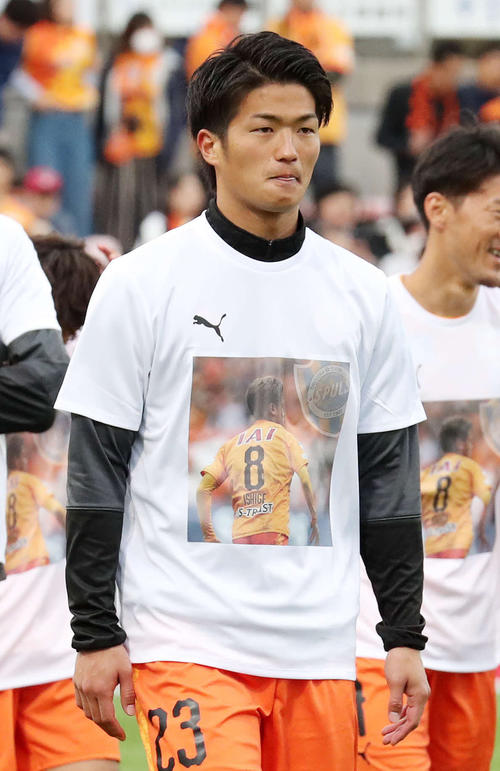 MF石毛のTシャツを着て引き揚げる清水FW北川（撮影・鈴木正人）