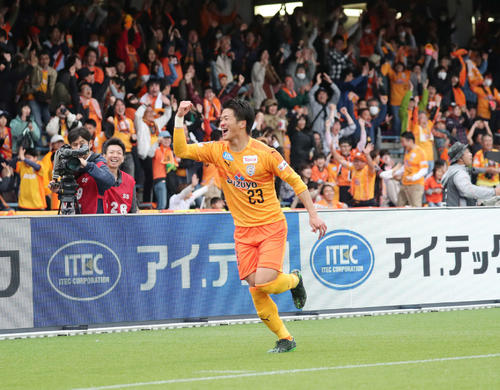 後半、シュートを決めガッツポーズする清水FW北川と喜ぶサポーター（撮影・鈴木正人）