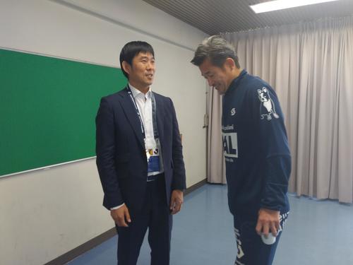 横浜FCのFWカズ（右）は横浜FCと千葉の試合を視察に来た日本代表の森保一監督と談笑する