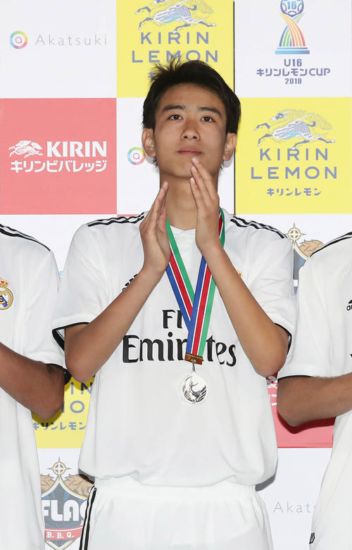 表彰式で準優勝のメダルをかけてもらったレアル・マドリード中井（撮影・丹羽敏通）
