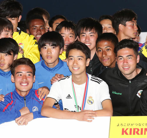 3日間戦った仲間たちと写真に納まるレアル・マドリード中井（前列中央）（撮影・丹羽敏通）