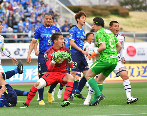 山形対山口　後半ロスタイム、攻撃参加で前線に上がる山形GK櫛引（21番）