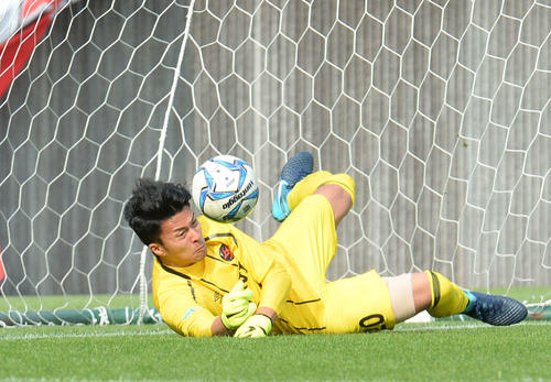 PK戦で相手1本目のシュートを止めるホンダFCのGK白坂
