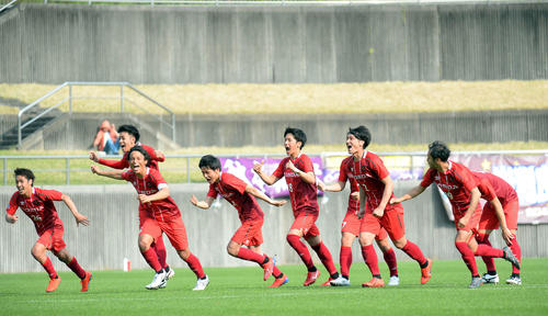 決勝進出を決めて喜びを爆発させるホンダFCの選手たち