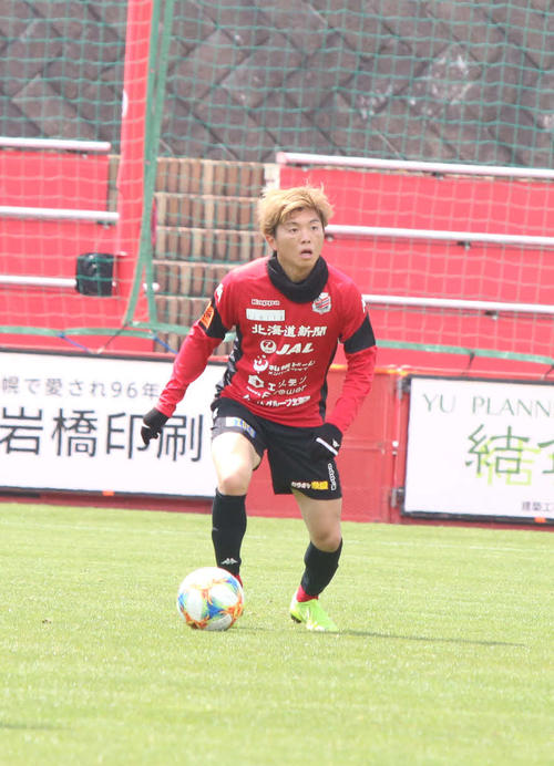 実戦形式の練習でパスコースを探す札幌藤村（撮影・西塚祐司）