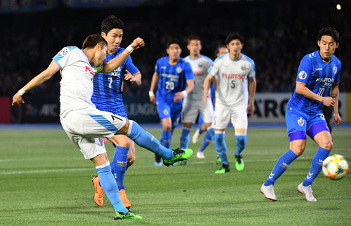 川崎F対蔚山 前半、ゴールを決める川崎F・FW小林(撮影・横山健太)