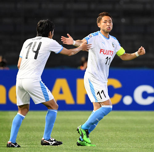 川崎F対蔚山 前半、ゴールを決め川崎F・MF中村(左)とタッチを交わすFW小林(撮影・横山健太)