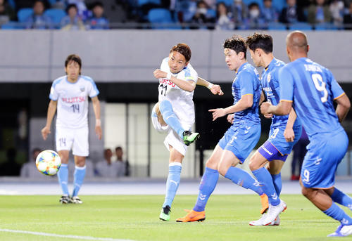 川崎F対蔚山 前半、先制ゴールを決める川崎F・FW小林(中央)。左奥はMF中村(撮影・浅見桂子)