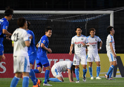 川崎F対蔚山 前半、蔚山FWジュニオールにゴールを決められ肩を落とす川崎Fイレブン(撮影・横山健太)