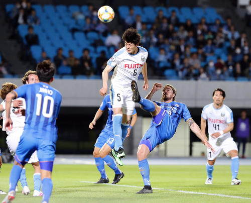 川崎F対蔚山 前半、ヘディングでシュートを放った川崎F・DF谷口(中央)だがゴールならず(撮影・浅見桂子)