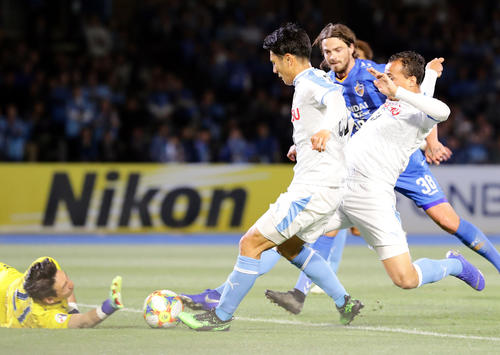 川崎F対蔚山 後半、同点ゴールを決める川崎F・FW知念。奥はFWレアンドロ・ダミアン(撮影・浅見桂子)