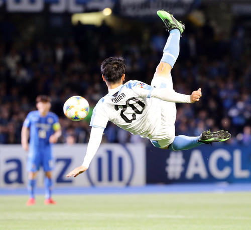 川崎F対蔚山 後半、オーバーヘッドシュートを放つ川崎F・FW知念(撮影・浅見桂子)