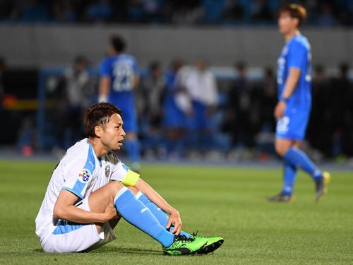 川崎F対蔚山 試合を終え、座り込む川崎F・FW小林(撮影・横山健太)