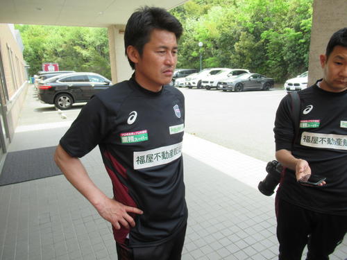 練習後、取材に応じる神戸吉田監督（いぶきの森球技場／撮影・実藤健一）