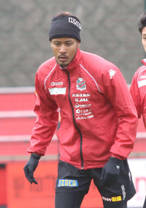 前所属J2長崎との対戦へ調整する札幌FW鈴木（左）（撮影・西塚祐司）