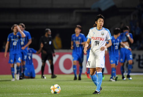 川崎F対蔚山　前半、蔚山FWジュニオールにゴールを決められ肩を落とす川崎F・中村（撮影・横山健太）