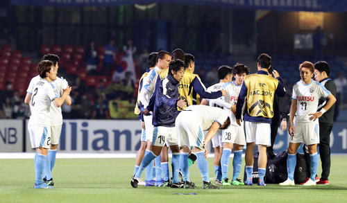 川崎F対蔚山　2－2の引き分けに終わり、がっくりする選手を労う中村（中央）（撮影・浅見桂子）