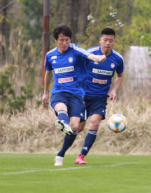 シュートするFW矢野（左）