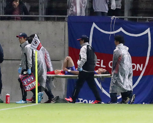 東京対柏　前半、左足を負傷しタンカで運ばれる東京DF室屋（撮影・垰建太）