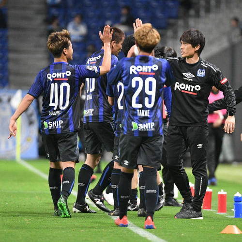 後半、ゴールを決めたG大阪FW食野亮太郎（左端）を祝福する宮本監督（右端）（撮影・渦原淳）