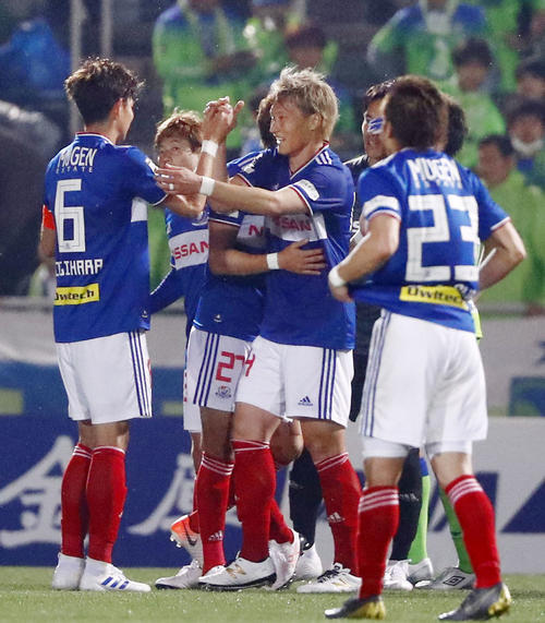 湘南に勝利し喜ぶ横浜イレブン（共同）