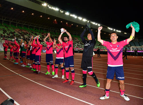 ルヴァン杯1次リーグ　C大阪対神戸　勝利を挙げサポーターにあいさつするC大阪の選手たち（撮影・清水貴仁）