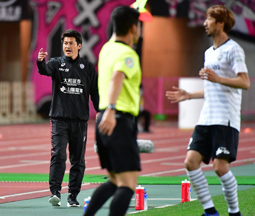 C大阪対神戸　前半、指示を出す吉田孝行監督（撮影・清水貴仁）